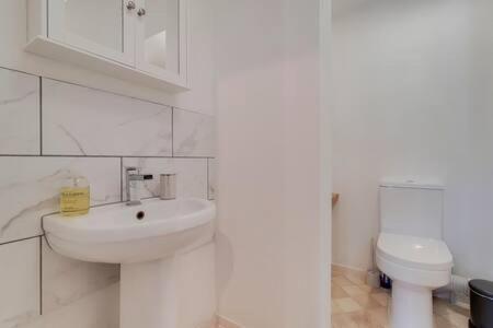 Appartement Spacious In The Heart Of Ealing Broadway *
