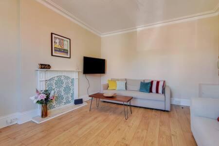 Spacious In The Heart Of Ealing Broadway *